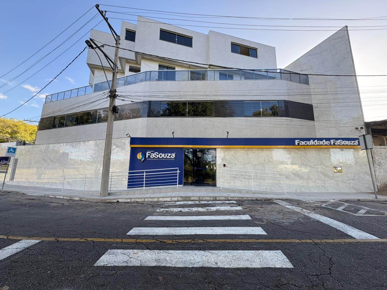 Fachada da Faculdade FaSouza